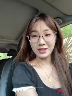 ️超级淫荡骚母狗【GG-BONG1】反差眼镜骚货户外车内道具自慰喷水 截图8