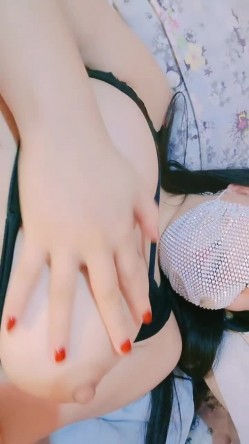 丰满熟女 国产卡戴珊 ，‘老公，快过来吃我的奶水，舔我骚逼呀’淫语勾引，骚穴被玩得湿不成样子！ 截图16