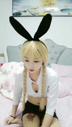姐夫小姨子新来金发麻花辫妹子，情趣兔耳朵短裙诱惑，翘起屁股掰穴揉逼，上位骑乘后入表情对着镜头 截图1