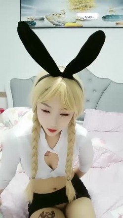 姐夫小姨子新来金发麻花辫妹子，情趣兔耳朵短裙诱惑，翘起屁股掰穴揉逼，上位骑乘后入表情对着镜头 截图4