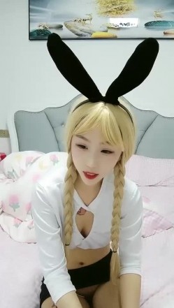 姐夫小姨子新来金发麻花辫妹子，情趣兔耳朵短裙诱惑，翘起屁股掰穴揉逼，上位骑乘后入表情对着镜头 截图5