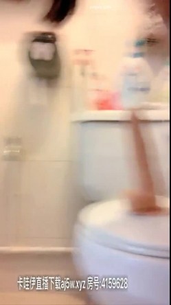 典型南方女孩 一张明星脸的超高颜值大美人 和炮友在闺房里打炮 这情趣内衣太吸引人 闺蜜趴着假装偷看 截图13