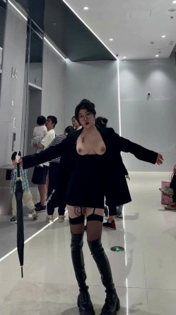 微胖广州X女神-pickkku-超大胆露出尝试,飞机上、艺术馆路人边上露奶 截图1