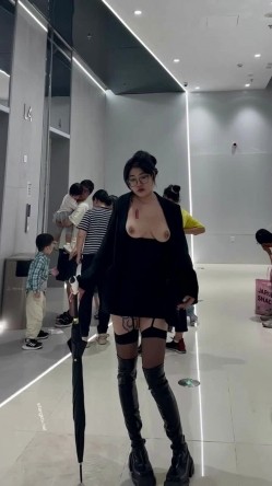 微胖广州X女神-pickkku-超大胆露出尝试,飞机上、艺术馆路人边上露奶 截图5