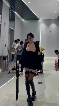 微胖广州X女神-pickkku-超大胆露出尝试,飞机上、艺术馆路人边上露奶 截图6