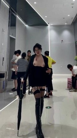 微胖广州X女神-pickkku-超大胆露出尝试,飞机上、艺术馆路人边上露奶 截图7
