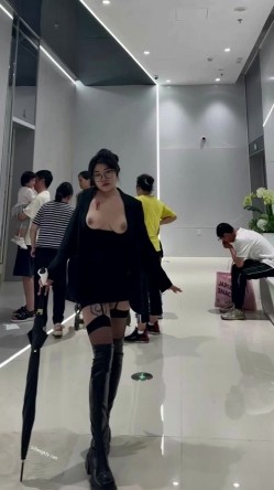 微胖广州X女神-pickkku-超大胆露出尝试,飞机上、艺术馆路人边上露奶 截图8