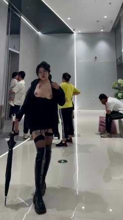 微胖广州X女神-pickkku-超大胆露出尝试,飞机上、艺术馆路人边上露奶 截图9