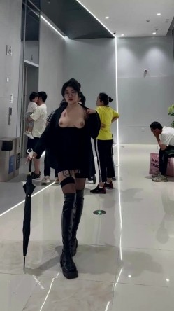 微胖广州X女神-pickkku-超大胆露出尝试,飞机上、艺术馆路人边上露奶 截图10
