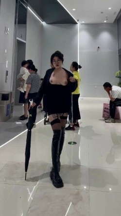 微胖广州X女神-pickkku-超大胆露出尝试,飞机上、艺术馆路人边上露奶 截图11