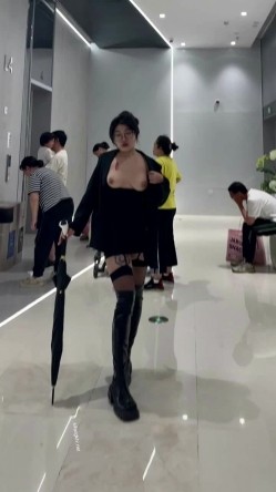 微胖广州X女神-pickkku-超大胆露出尝试,飞机上、艺术馆路人边上露奶 截图12