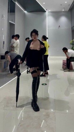 微胖广州X女神-pickkku-超大胆露出尝试,飞机上、艺术馆路人边上露奶 截图13
