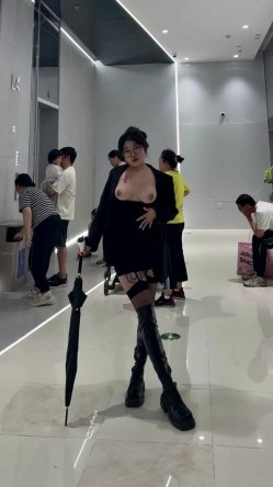 微胖广州X女神-pickkku-超大胆露出尝试,飞机上、艺术馆路人边上露奶 截图14