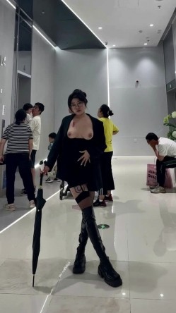 微胖广州X女神-pickkku-超大胆露出尝试,飞机上、艺术馆路人边上露奶 截图15