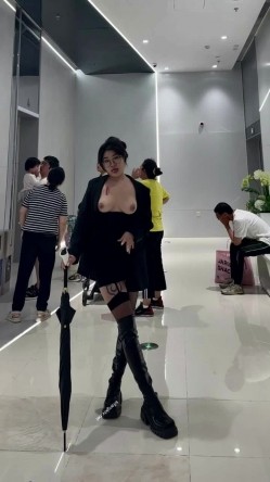 微胖广州X女神-pickkku-超大胆露出尝试,飞机上、艺术馆路人边上露奶 截图16
