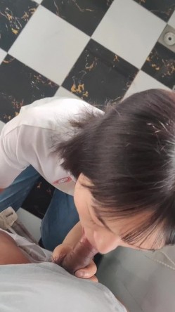 样子看着清纯，没想到吹箫这么厉害，小舌头转起来 了不起！ 截图5