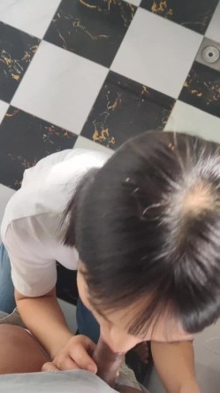 样子看着清纯，没想到吹箫这么厉害，小舌头转起来 了不起！ 截图13
