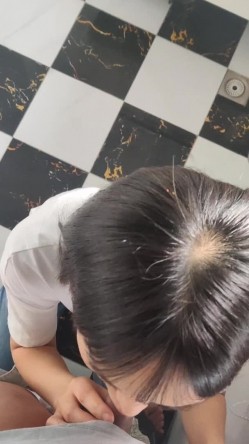 样子看着清纯，没想到吹箫这么厉害，小舌头转起来 了不起！ 截图14