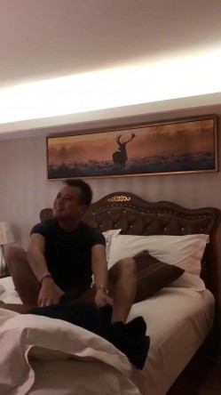 司机小王趁老板开会的时候和他姘头在会所房间偷情骚货上位扭屁股很淫骚 截图1