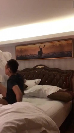 司机小王趁老板开会的时候和他姘头在会所房间偷情骚货上位扭屁股很淫骚 截图9