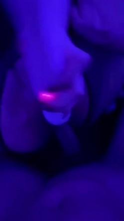 边打电话边被操！专约极品良家尤物大神【罪与罚】约炮众多反差婊，端庄女神被草到双眼泛白 越用力操她她越兴奋 截图1