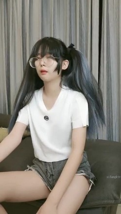 萝莉型小美女眼镜母狗【我被玩坏了】丝袜情趣装被两个男人无情蹂躏 截图1