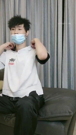 萝莉型小美女眼镜母狗【我被玩坏了】丝袜情趣装被两个男人无情蹂躏 截图2