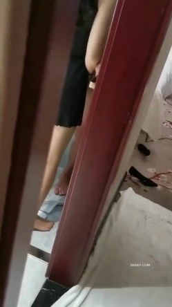 单男冲冲忙忙的进来啦，直接把我拉到洗手间。脱啦裤子直接给我深喉啦，老公还在偷偷的拍，好害羞啊 截图3