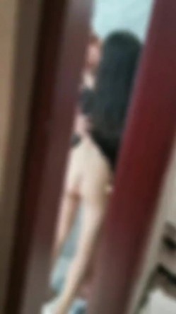 单男冲冲忙忙的进来啦，直接把我拉到洗手间。脱啦裤子直接给我深喉啦，老公还在偷偷的拍，好害羞啊 截图4