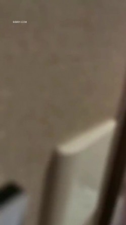 单男冲冲忙忙的进来啦，直接把我拉到洗手间。脱啦裤子直接给我深喉啦，老公还在偷偷的拍，好害羞啊 截图5