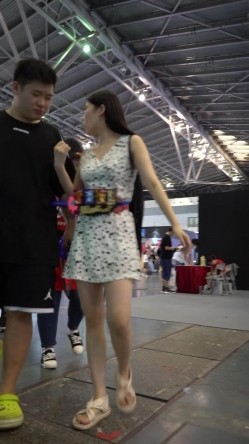 主题展销会跟拍，极限抄底黑点白色连衣裙美女小姐姐，真空出门还是一线天，男友陪伴 截图1