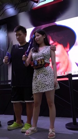 主题展销会跟拍，极限抄底黑点白色连衣裙美女小姐姐，真空出门还是一线天，男友陪伴 截图14