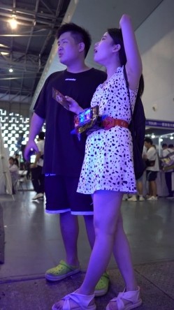 主题展销会跟拍，极限抄底黑点白色连衣裙美女小姐姐，真空出门还是一线天，男友陪伴 截图15