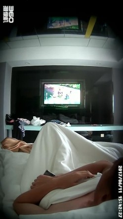 【360稀缺】补漏电视房情侣高清珍藏-某公司职员开房偷情 边操逼边玩斗地主 截图4