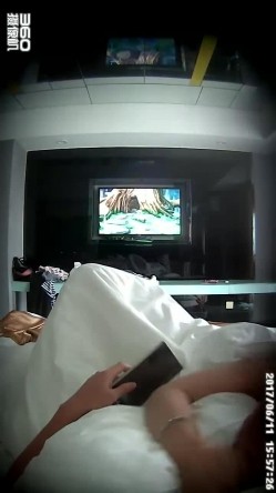 【360稀缺】补漏电视房情侣高清珍藏-某公司职员开房偷情 边操逼边玩斗地主 截图7