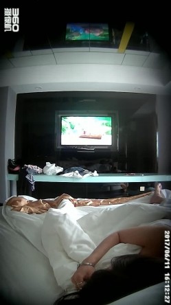 【360稀缺】补漏电视房情侣高清珍藏-某公司职员开房偷情 边操逼边玩斗地主 截图10