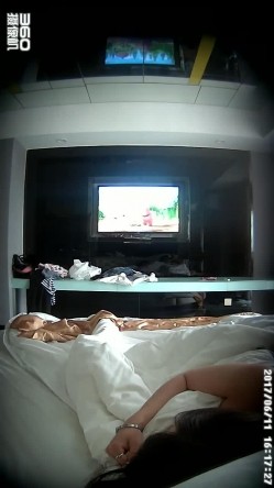 【360稀缺】补漏电视房情侣高清珍藏-某公司职员开房偷情 边操逼边玩斗地主 截图11