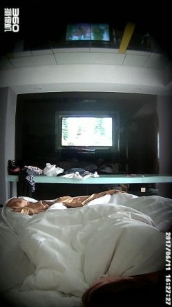 【360稀缺】补漏电视房情侣高清珍藏-某公司职员开房偷情 边操逼边玩斗地主 截图13