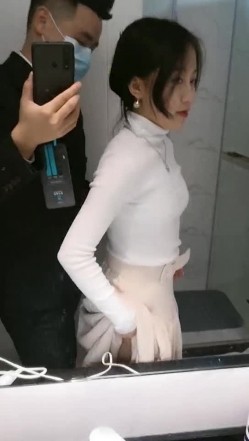 超极品，漂亮校花，酒店福利，翘臀往后顶裤裆：’舒服吗，哈哈‘！ 截图1