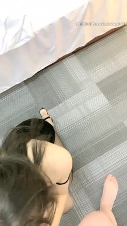 【Avove】野战爱好者，带着炮友各地留精，最爱无毛肥逼包臀裙肉丝 截图1
