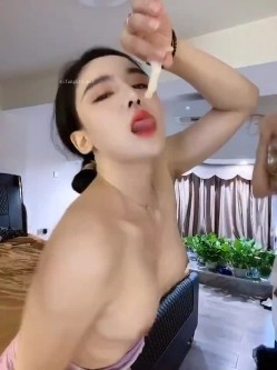 广州人造网红TS 潘霜霜 露脸私拍 可攻可守可3P 有钱人的性宠物 被体育肌肉霸 疯狂肛交 截图12