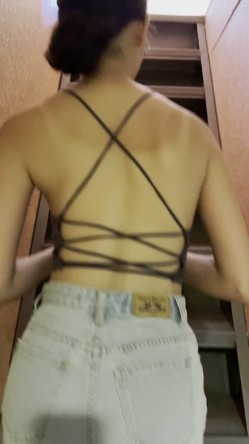 《重磅 模特私拍 泄密》学院派系列 极品长腿清纯大学生美眉私拍~换衣服时被偸拍~摄影师加钱对着美腿撸一发 截图4