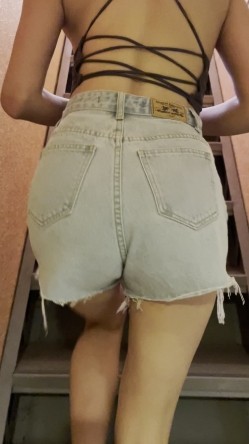 《重磅 模特私拍 泄密》学院派系列 极品长腿清纯大学生美眉私拍~换衣服时被偸拍~摄影师加钱对着美腿撸一发 截图5
