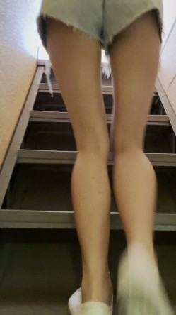 《重磅 模特私拍 泄密》学院派系列 极品长腿清纯大学生美眉私拍~换衣服时被偸拍~摄影师加钱对着美腿撸一发 截图7
