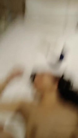 老哥酒店猛干【耐操骚女】口交舔硬后入抽插从下往上视角拍摄，连续搞了两炮 截图2