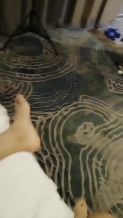 老哥酒店猛干【耐操骚女】口交舔硬后入抽插从下往上视角拍摄，连续搞了两炮 截图10