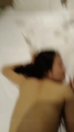 老哥酒店猛干【耐操骚女】口交舔硬后入抽插从下往上视角拍摄，连续搞了两炮 截图11
