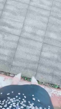 【户外小淫雪】公园超市~户外全裸 ️跳蛋大黑牛~车内狂震喷水 ️搞得大哥可紧张啦！ 截图2