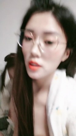 气质新人带着眼睛露脸少妇，高颜值后面有大哥给狼友上演逼逼扯蛋，撅着屁股掰开看洞洞，跳蛋抽插直冒白浆 截图3