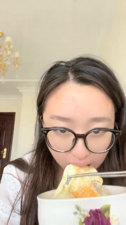 极品新人 肉肉感十足好爽【妍心】沐浴自慰 大喷水啊，眼镜妹子反差婊，蜜桃臀后入上品，刺激 截图1